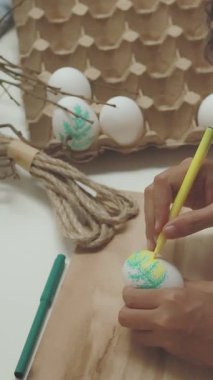 Paskalya yumurtası yapan kadın