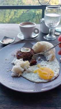 Bir fincan kahve ve çatalın mutfak fotoğrafı.