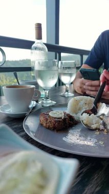 Adam restoranda pirinçle selfie çekiyor.