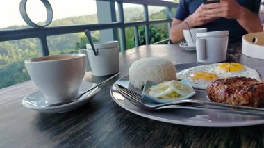 Sabah kahve ve kahvaltı masasında.