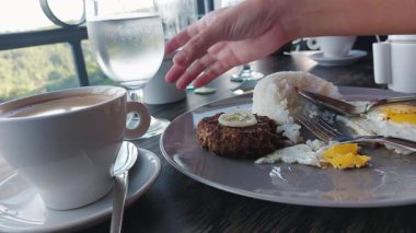 Kahvaltınız beyaz bir masada..