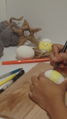 Genç bir kadının, tahta bir masayı fırçayla boyamasına yakın.