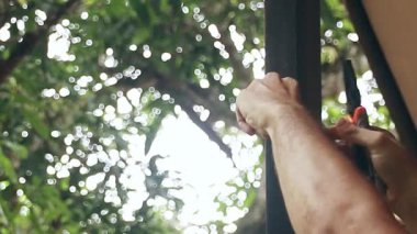 Genç adam dışarıda yoga egzersizleri yapıyor. Sağlıklı bir yaşam tarzı. yoga. Zindelik ve sağlıklı yaşam.