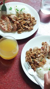 Sebzeli kızarmış tavuk.