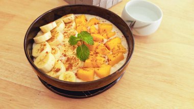 Taze yulaf ezmesi kasesinde muzlu nane şekeri var.