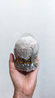 Kırık gri taş kafatası heykeli