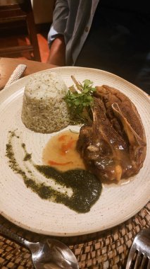 Soslu pirzola ve kuzu pirzolası servis ediyorum.