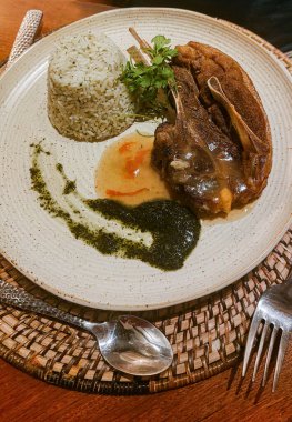 Pirinç pilavının yanında ağır ateşte pişmiş kuzu incik.