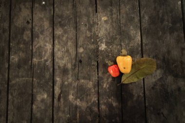 Açık havada büyük bir yaprağın yanında dinlenen meyveler.