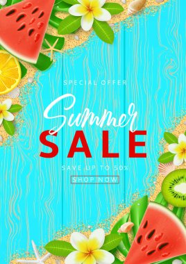 Yaz Satışı için güzel reklam broşürü. Taze yaz meyveleri, deniz kabukları, tropikal yapraklar ve ahşap dokuda tesisat çiçekleri. Spesiyal indirimli vektör illüstrasyonu.