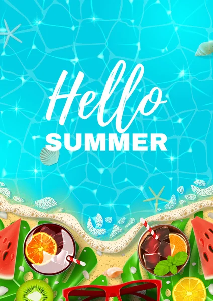 碑文と美しいチラシこんにちは夏 ビーチで現実的なオブジェクトと夏の装飾でトップビュー ベクトルイラスト 南国での季節の休暇の概念 — ストックベクタ