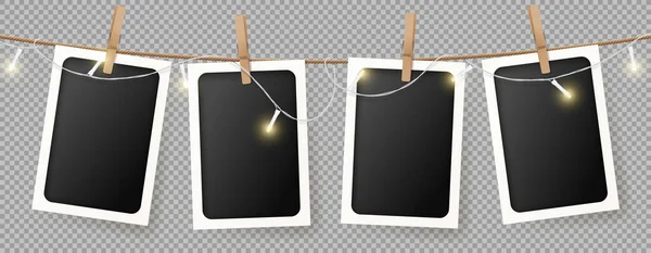 現実的なレトロな写真フレームテンプレート ロープにぶら下がって輝く光のガーランドと空白の写真カードとベクトルイラスト 透明な背景に隔離されたモックアップの概念 — ストックベクタ