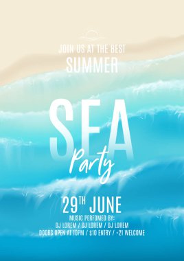 Yaz deniz partisi ilanı. Deniz kumsalının en üst manzarası. Kumlu sahile vuran köpüklü deniz dalgalarının gerçekçi hava görüntüsü. Okyanus dalgalarını taşıran vektör çizimi. Gece kulübüne davetiye.