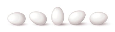 Beyaz arka planda gerçekçi beyaz yumurtalar. Farklı pozisyonlarda gerçekçi yumurtalar. Paskalya tasarımı için 3d dekoratif nesnelerle vektör illüstrasyonu.