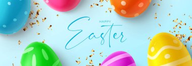 Paskalya bayrağınız kutlu olsun. Paskalya süsü ve altın konfetiyle renkli yumurtaların en üst görüntüsü. 3D dekoratif nesnelerle vektör illüstrasyonu.