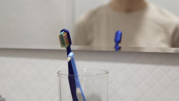 Vrouw Verwisselt Oude Tandenborstels Voor Beugels Vrouw Zet Oude Tandenborstels — Stockvideo