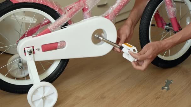 Hombre Pone Pedal Blanco Bicicleta Infantil Vista Cerca Las Manos — Vídeos de Stock