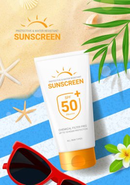 Güneş kremi reklam şablonu. Plaj havlusunda deniz kabukları, güneş gözlüğü, tropikal yaprak ve çiçekli güneş kremi olan pankart. Yaz ürünlerinin tanıtımı için vektör illüstrasyon. Düz yatış reklamları