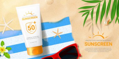 Güneş kremi reklamı modeli. Plaj havlusunda deniz kabukları, güneş gözlüğü, tropikal yaprak ve çiçekli güneş kremi olan pankart. Yaz ürünlerinin tanıtımı için vektör illüstrasyon. Düz yatış reklamları