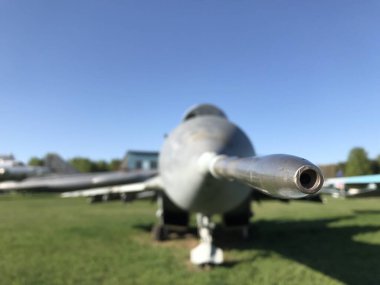 Eski Rus askeri uçağı uçak gösterisi için rafa kaldırıldı. Yüksek kalite fotoğraf