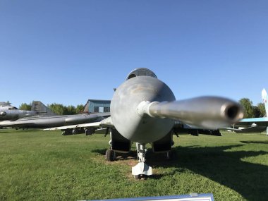 Uçak gösterisi için makineli tüfek namlusu olan eski bir Rus askeri uçağı. Yüksek kalite fotoğraf