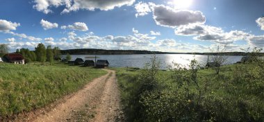 Güneşli bir yaz gününde ormanın içinde sakin bir nehir akar. Yüksek kalite fotoğraf