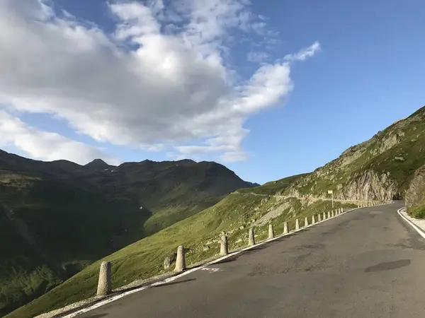 Güneşli bir günde İsviçre dağlarında yol. Yüksek kalite fotoğraf