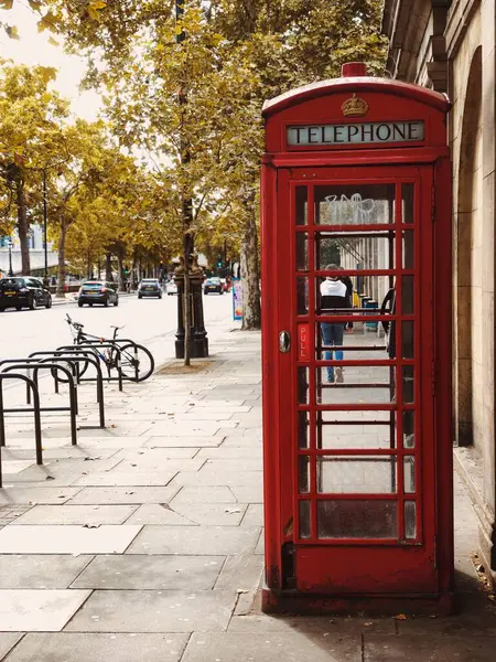 Londra 'da bir yaz günü şehir merkezinde kırmızı telefon kulübesi. Yüksek kalite fotoğraf
