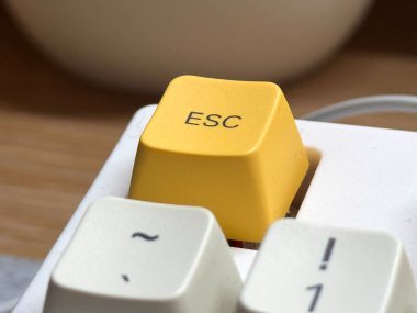 Programcı için mekanik klavyede yakın mesafede sarı esc tuşu. Yüksek kalite fotoğraf