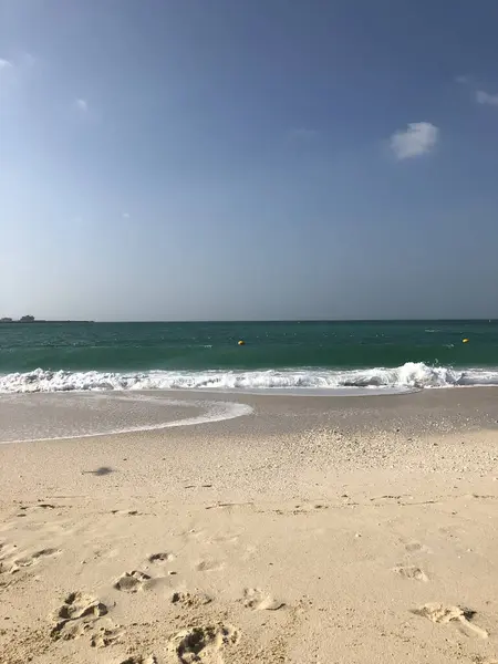 Yazın köpüklü deniz ve altın plaj. Yüksek kalite fotoğraf