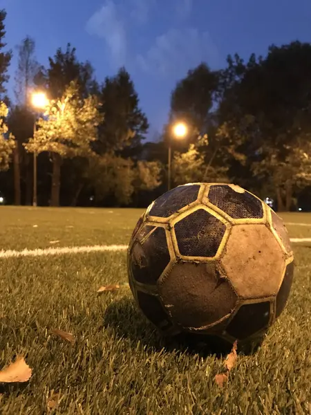 Geceleyin eski bir futbol topu. Yüksek kalite fotoğraf