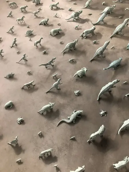 Oyuncak dinozorlar büyük selden sonra göç ederler. Yüksek kalite fotoğraf