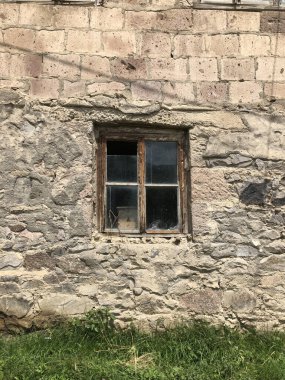 Yazın eski bir evin penceresi ahşap çerçeveli ve köyde eski camlardan yapılmıştı. Yüksek kalite fotoğraf