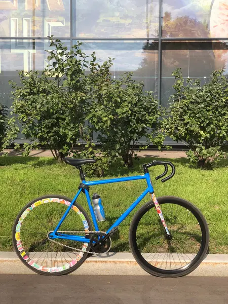 Mavi bisiklet çitin yanında duruyor. Yüksek kalite fotoğraf