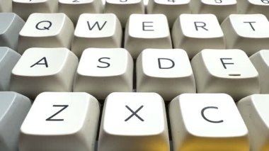 Ofisteki programcılar için beyaz mekanik klavyede klavye harfleri. Yüksek kalite 4k görüntü