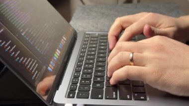 İş yerinde IT şirketinde çalışırken erkek programcı dizüstü bilgisayarda kod yazıyor. Yüksek kalite fotoğraf