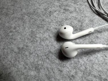 Merkezin sağ arka planında gri kablolu kulaklıklar. Yüksek kalite fotoğraf