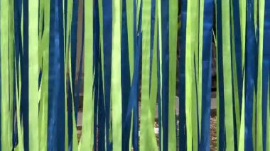 Renkli yeşil ve mavi kurdeleler rüzgarda sallanıyor ve sallanıyor. Yüksek kalite 4k görüntü