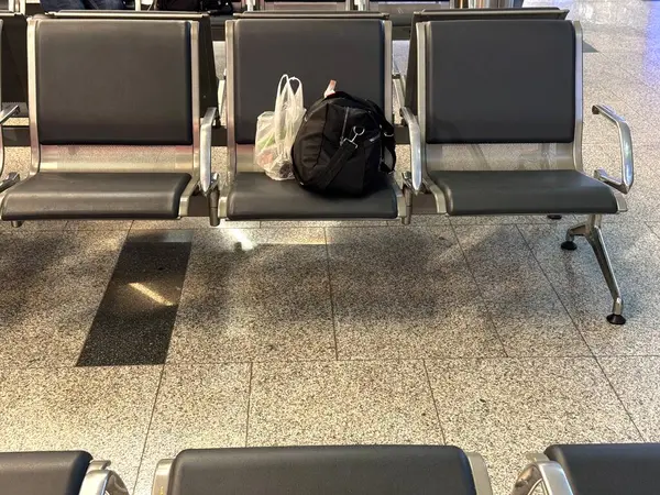 Mavi havaalanı koltuklarında unutulmuş eşyalar, insan ve gümüş kolluklar olmadan. Yüksek kalite fotoğraf