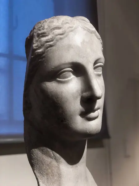 Yarım bir kadın heykeli dikey pozisyonda gri bir yüzle duruyor. Yüksek kalite fotoğraf