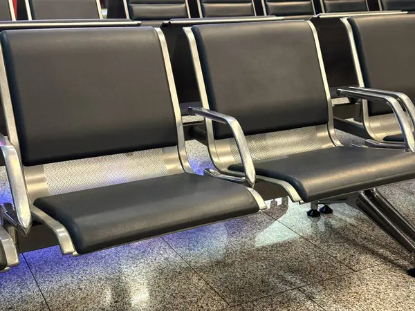 İnsansız mavi koltuklar ve mavi ışıklandırmalı gümüş kolluklar. Yüksek kalite fotoğraf