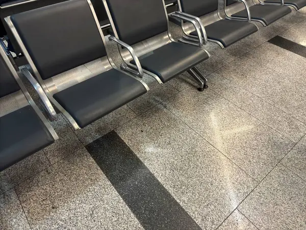 Havaalanı koltukları mavi ve gümüş kolluklar ile boş. Yüksek kalite fotoğraf