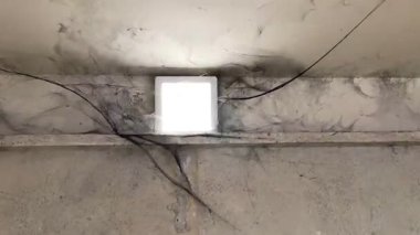 Yeraltı karanlığında yanıp sönen kırık LED lambaları ve örümcek ağlarıyla kaplı korkunç geçitleri. Yüksek kalite 4k görüntü