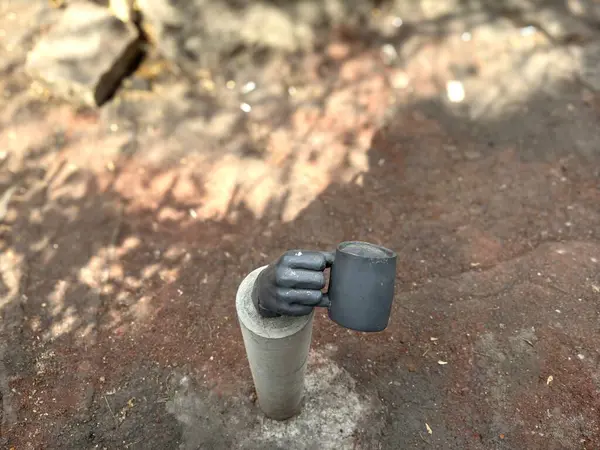 Yol üzerindeki beton gri çubuk, üzerinde el ve kupa olan arabalar için yolu kapatıyor. Yüksek kalite fotoğraf