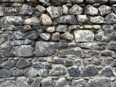 Ortaçağ şatosundaki taşların arka planında gri ve siyah renkli güzel bir düzen var. Yüksek kalite fotoğraf