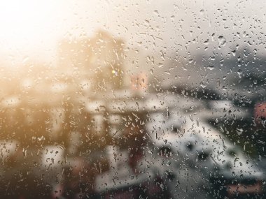 Yağmurlu bir günde, sağında güneş olan ve bulanık bir şekilde düşen şehir manzarası. Yüksek kalite fotoğraf