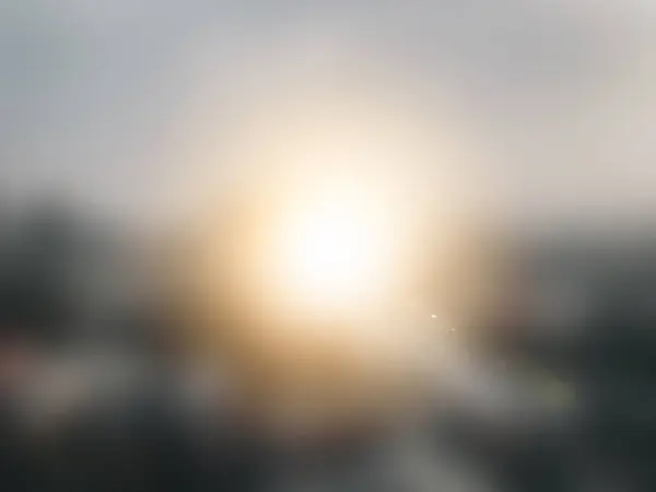 Yağmurdan sonraki güneşli bir günde şehir manzaralı bulanık duvar kağıdı. Yüksek kalite fotoğraf