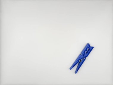 Plastik mandallı, çok renkli, mavi metal kaplamalı, beyaz arka planlı, sağ alttan görünüşlü. Yüksek kalite fotoğraf