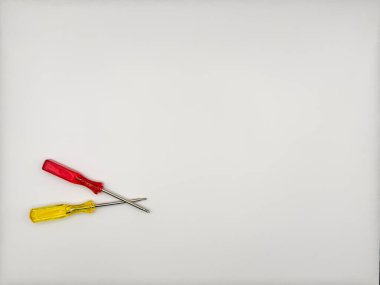 Plastik saplı iki renkli tornavida beyaz arka planda kırmızı sarı solda. Yüksek kalite fotoğraf