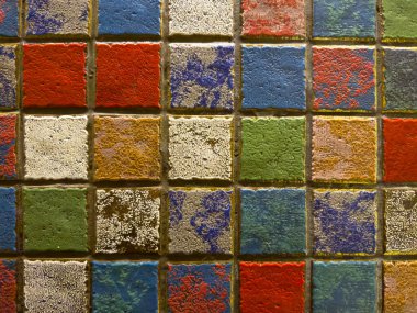 Renkli küçük kare fayansların arka planı çok yakından kırmızı beyaz turuncu ön manzara. Yüksek kalite fotoğraf